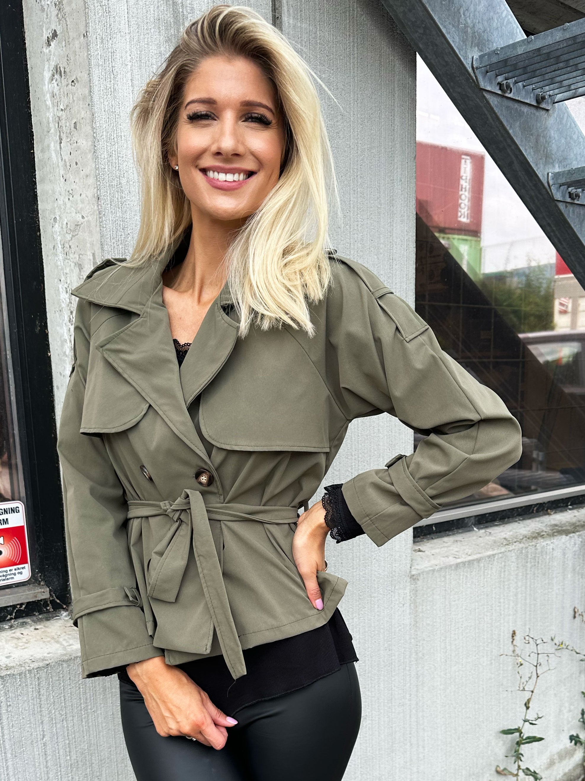 Carmen - Kort trenchcoat med knappar